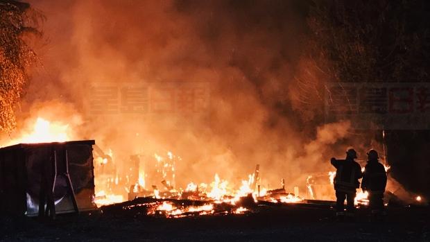 卑詩省蘭里市一間建築中的房屋發生大火 一個家庭要疏散