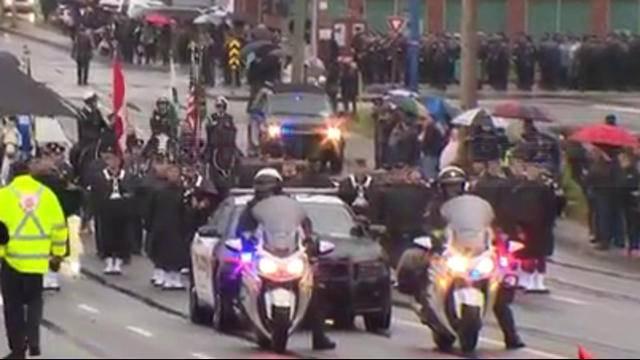 卑詩省阿波斯福殉職警員的葬禮和追悼會周日舉行 超過1萬人出席