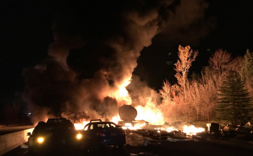 安省400高速14輛車追尾發生爆炸 至少兩人死亡