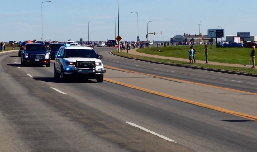 向特朗普車隊豎中指 美國女子被開除