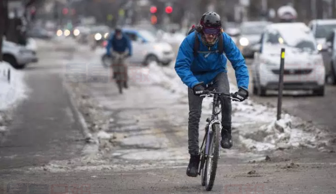 安省人行道騎車最高罰款2000加元！ 仍屢禁不止
