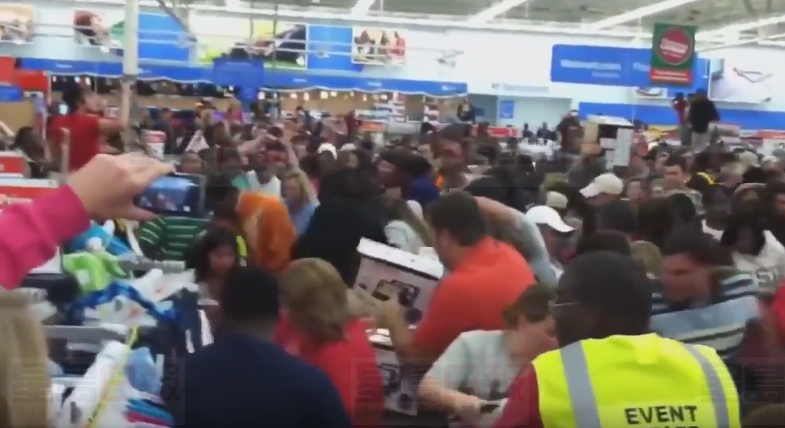 視頻：可怕！黑五進行時 美國多處商場上演全武行！