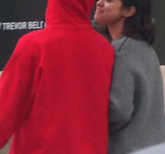 世紀複合！賽琳娜緊摟比伯“甜靠肩膀”秀恩愛