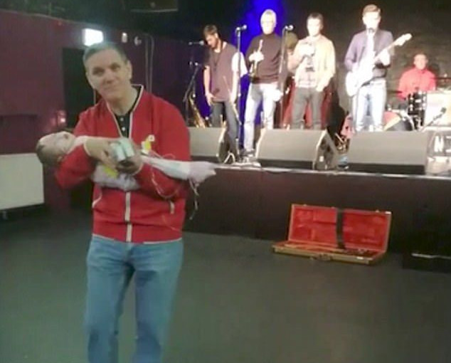 感人！父親緊抱即將離世兩歲愛女跳最後一曲