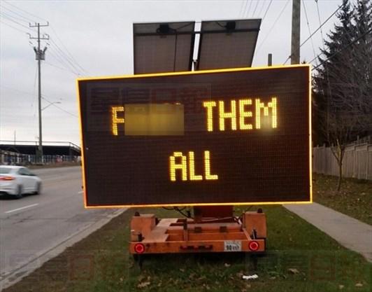 Aurora電子信號牌上竟然寫粗话 當地居民表示憤怒！