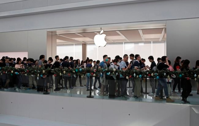 iPhone X今日發售 門店前排長隊