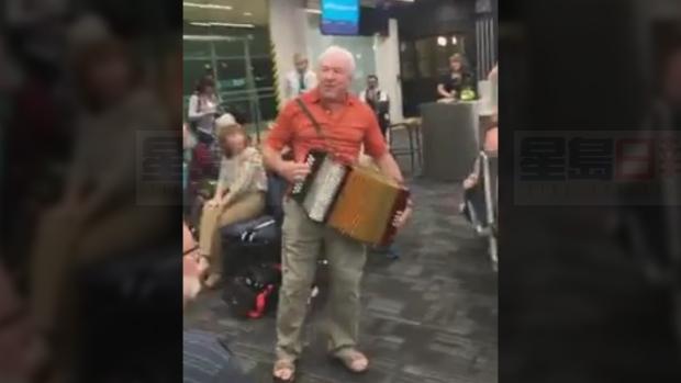 加國航班延誤 乘客吹拉彈唱被拍上網獲42萬點擊