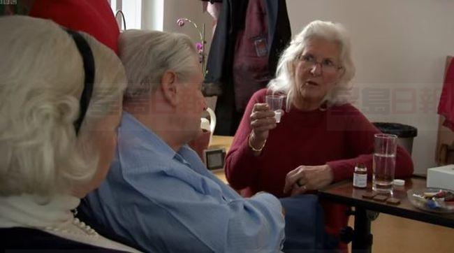 富翁緊握妻手安樂死 引基督徒爭議