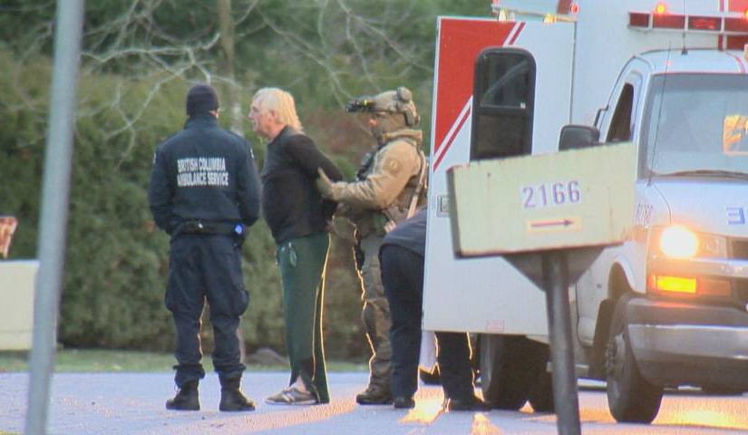 警民對峙逾13小時 素里警拘一通緝犯