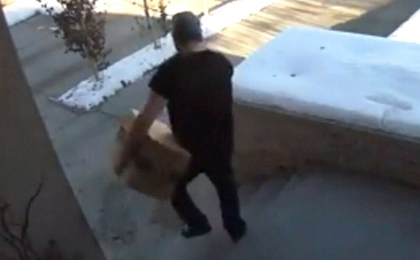 聖誕禮物剛送到門口 就被人偷走