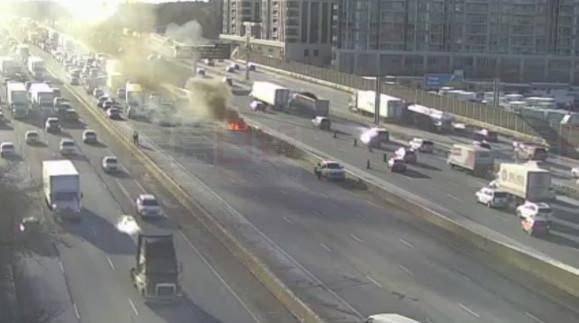 401高速Bayview段一車著火 多條車道關閉