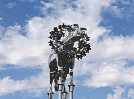 萬錦“高蹺牛”雕像到底拆不拆？