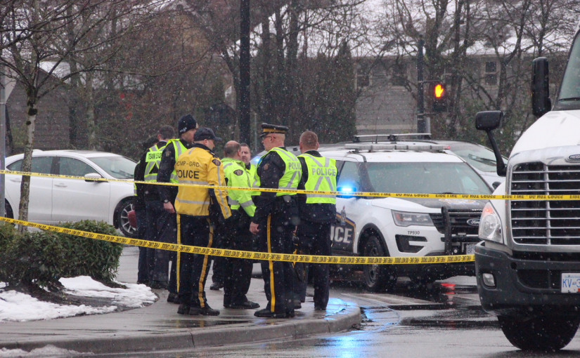 卑詩省列治文市一名女子遭郵務公司的半拖頭貨車撞倒 有生命危險