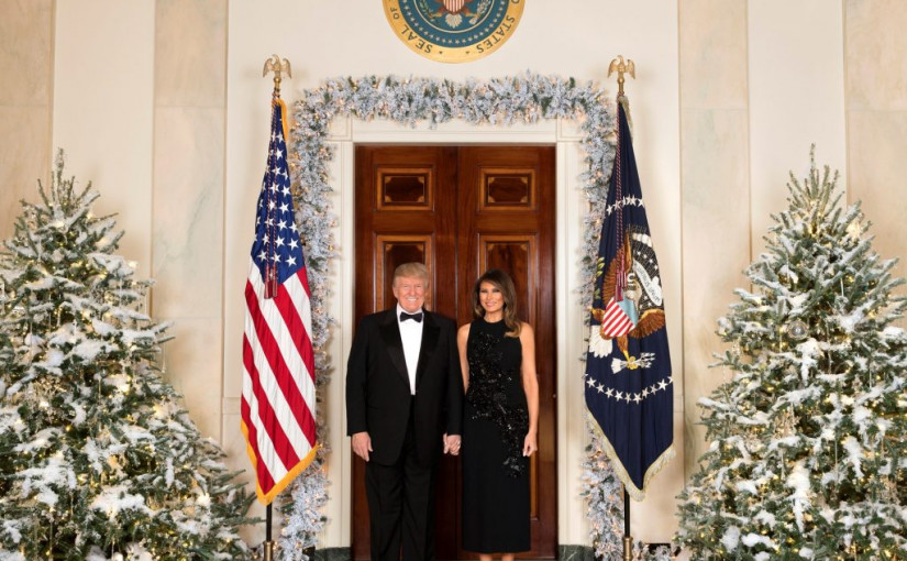 特朗普及夫人牽手露齒微笑 祝國民聖誕快樂