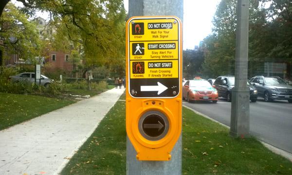 過馬路被車撞還被開罰單 原來是違反了這項法規！