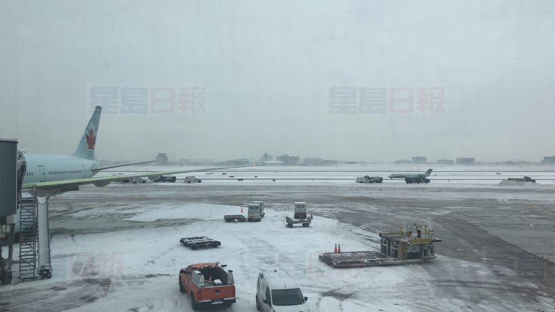 多倫多大雪還在下！皮爾遜機場大面積延誤停飛！