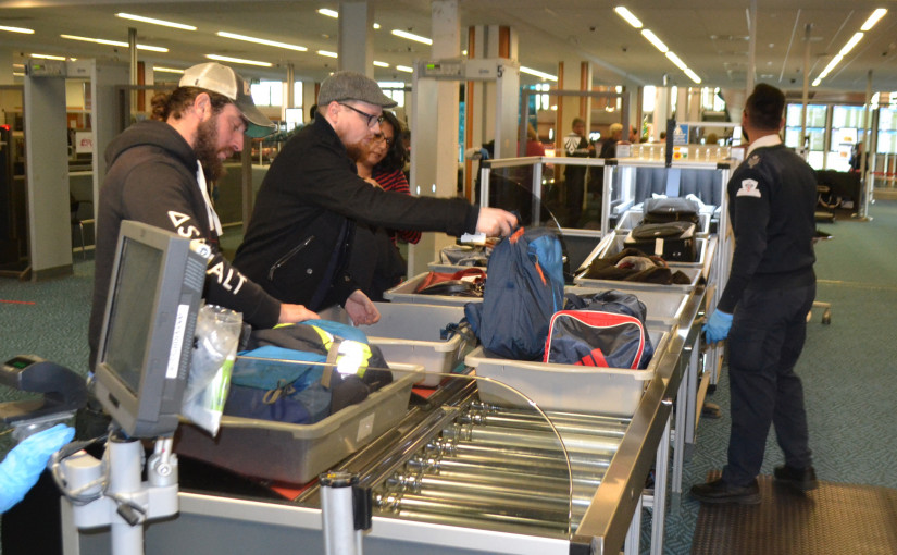 為疏導假日人潮 YVR安裝快速安檢通道