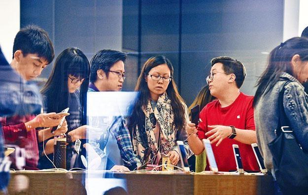 iPhone全球大「死機」 黑屏發熱嚇煞果粉