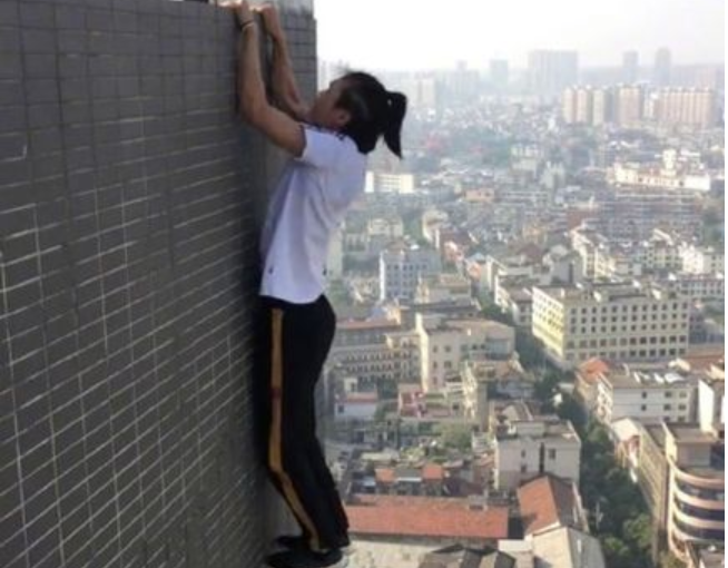 中國危拍男疑失手墮樓死亡 玩命掙錢原來為媽媽