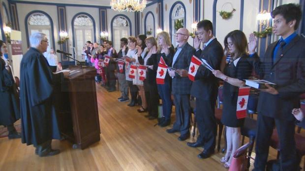 聯邦政府放寬居住年期和語言能力要求後 申請入籍人數大幅上升