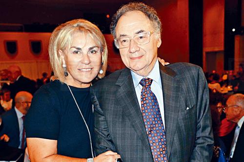 已故藥業大亨夫婦屍體接受解剖 死因仍不明