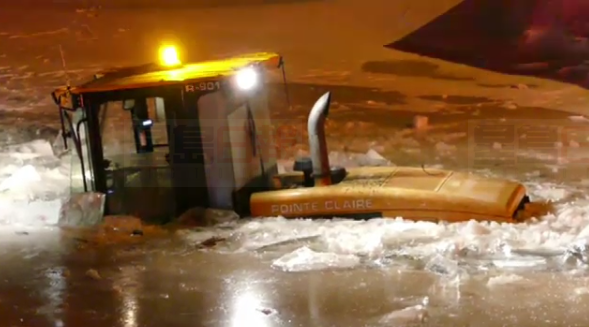 鏟雪車跌落冰湖 司機爬上車頂獲救