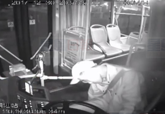 司機突感不適 盡力停車下客后暴斃