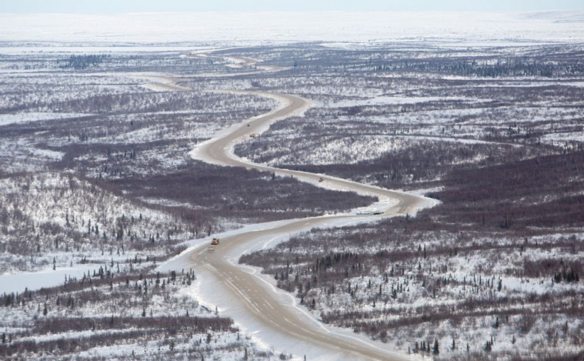 卡車太高被卡鐵路橋下 多列火車受影響