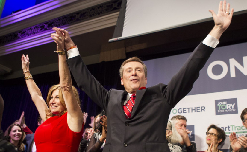 市議會開會遭中斷 抗議者湧入要求增加庇護所床位