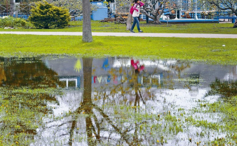 多市水管爆裂 噴水四天淹住宅
