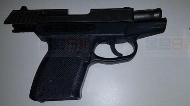 男子將槍支扔夜總會門口 面臨七項涉槍指控