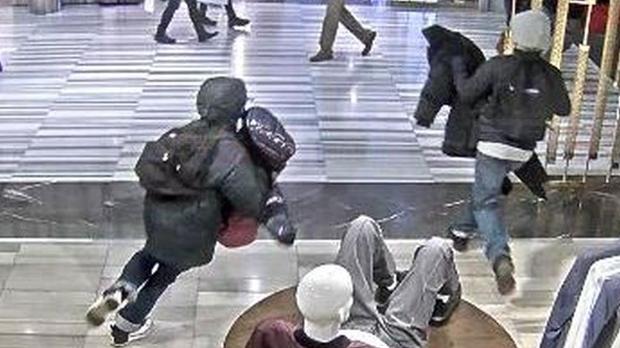 七盜賊百貨公司盜竊 警方發監控錄影