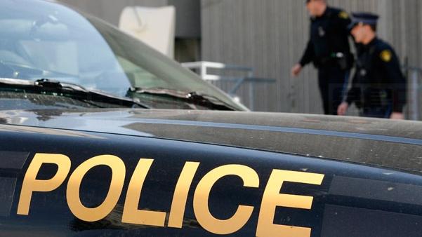 多市兩疑犯偷車 竟還撞上警方巡邏車