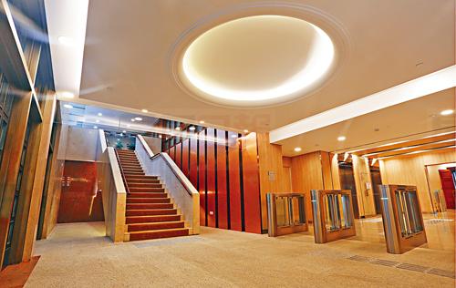 多市女子電梯間內受重傷 原因未知