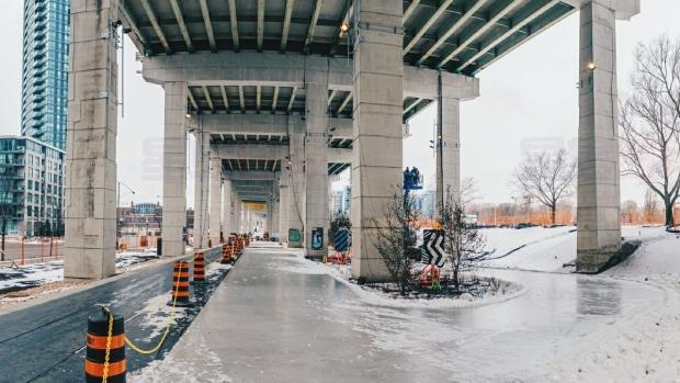 嘉甸拿公路天橋下滑冰道本週六開放！