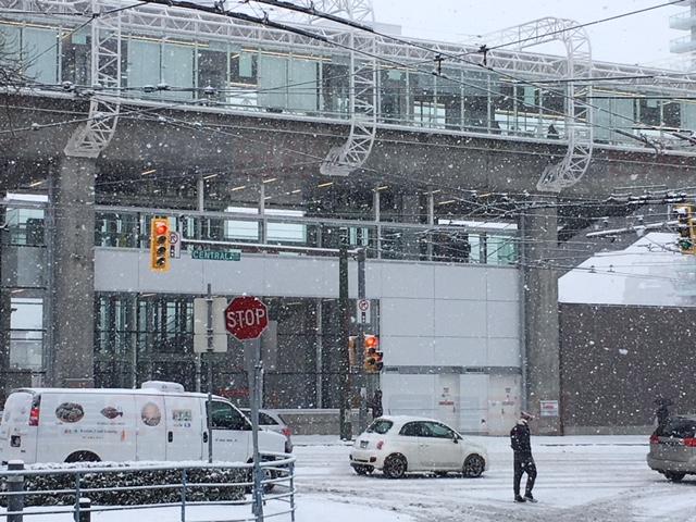 大溫哥華地區周五下大雪 交通混亂