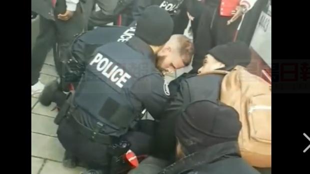 視頻：黑人少年TTC上遭粗魯對待 疑似種族歧視？