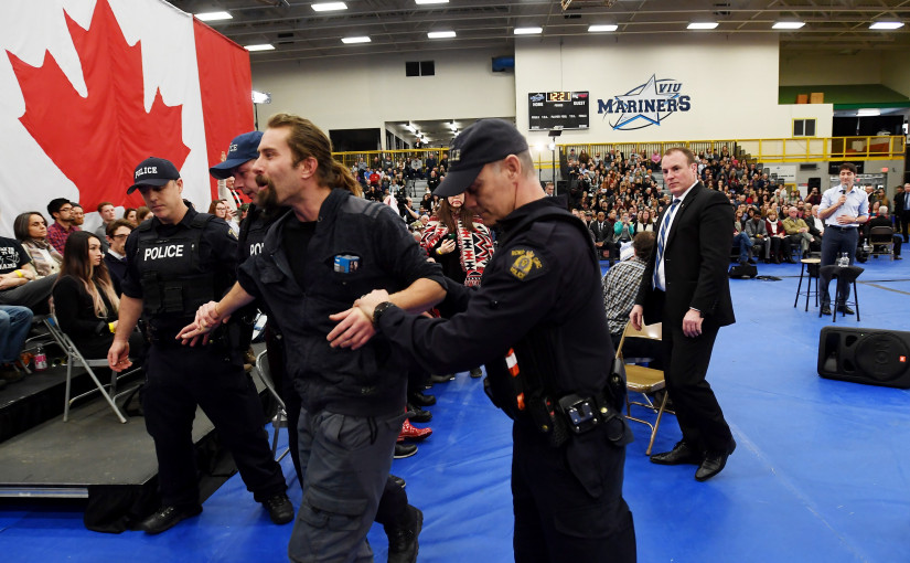 總理杜魯多在卑詩省遇示威 三人被帶走
