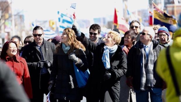 韋恩在多倫多希臘城參加希臘獨立日遊行