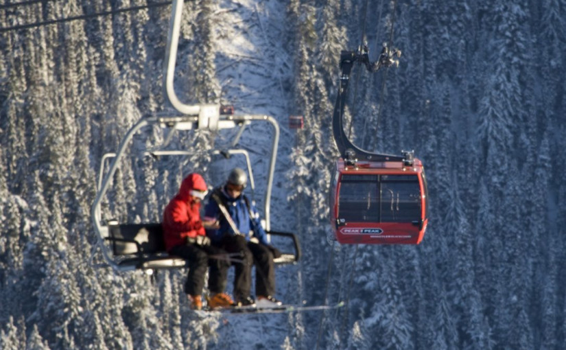 視頻：觸目驚心！滑雪纜車出故障 乘客從空中摔下！