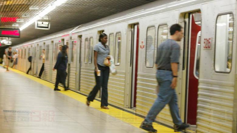 市中心地鐵站驚現可疑包裹 列車延誤三小時現包裹已銷毀