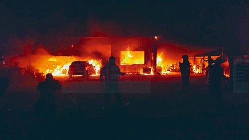 多市突發三級火災！1名消防員和8名市民受傷