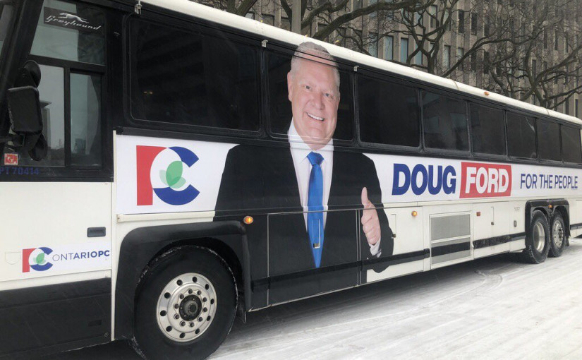 德加福特競選巴士和競選口號揭幕