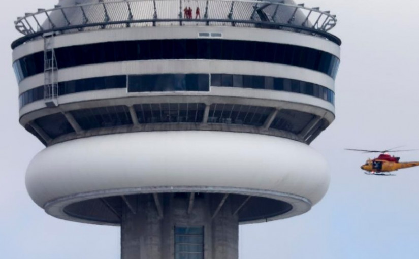 冰塊墜落 CN塔關閉