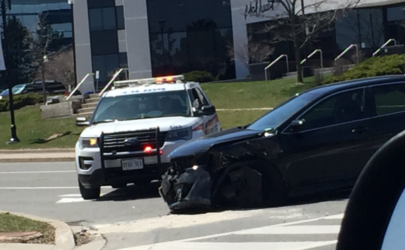 萬錦華人區中午時分發生車禍 車頭已變形