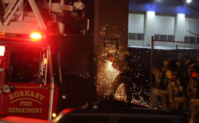 卑詩省本拿比一間金屬及木製用品店發生大火 損毀嚴重