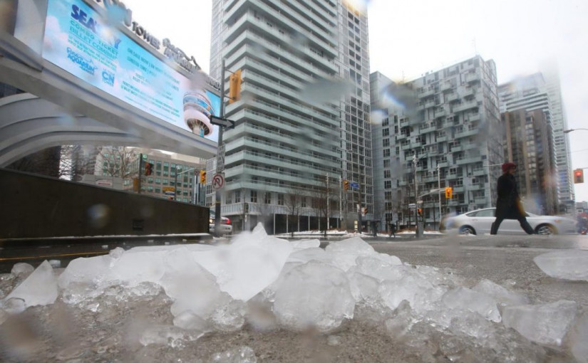 冰塊大到擊破擋風玻璃？！棒球隊巴士司機受傷