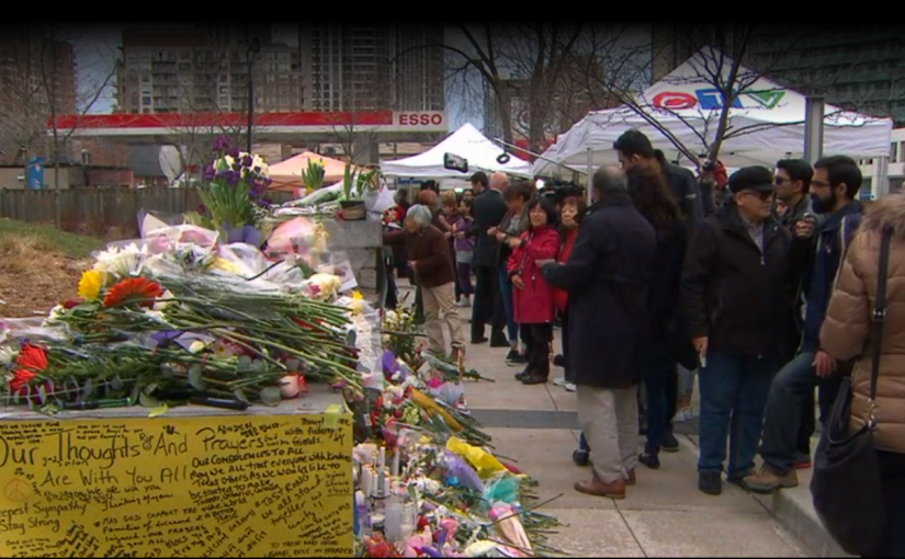 現場：大批民眾前往肇事地點附近悼念死者