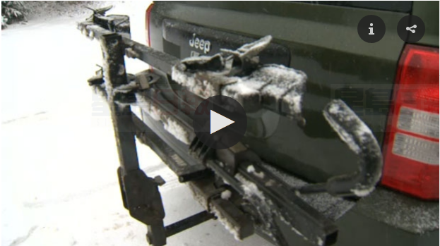 一司機因自行車架遮擋車牌被罰款 警方竟也用相同方式運載自行車