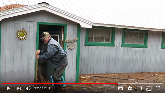 紐省老夫妻爆笑查看遭水淹農舍